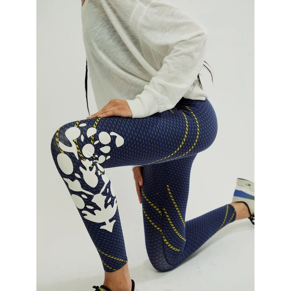 🎉LAST CHANCE🎉 FP MOVEMENT Never Better Logo Leggings / Black Combo - Picture 2 of 9